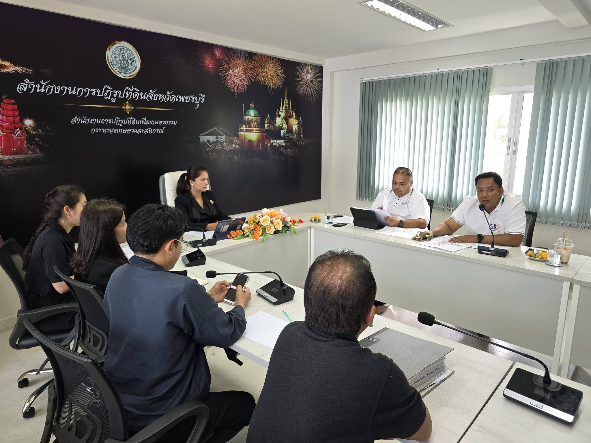 title - ปฏิรูปที่ดินจังหวัดเพชรบุรี พร้อมด้วยเจ้าหน้าที่ สำนักงานการปฏิรูปที่ดินจังหวัดเพชรบุรี (ส.ป.ก.เพชรบุรี) ร่วมหารือแนวทางการแก้ไขปัญหาโครงการแก้ไขปัญหาที่ดินทำกินของเกษตรกรสภาประชาชน 4 ภาค ร่วมกับเจ้าหน้าที่ 3 สำนักของสำนักงานการปฏิรูปที่ดินเพื่ือเกษตรกรรม ได้แก่ สำนักกฎหมาย สำนักจัดการปฏิรูปที่ดิน และสำนักจัดการแผนที่และสารบบที่ดิน
